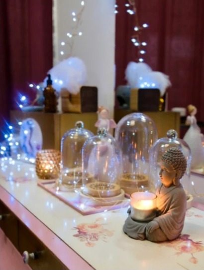 Cabine privative du soin Speira aux bougies et guirlandes lumineuses