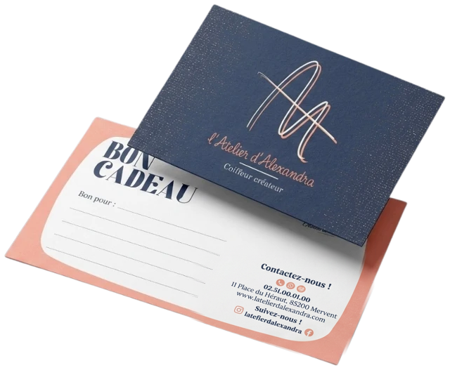 Le bon cadeau de L’Atelier d’Alexandra : carte BON CADEAU surmontée de la carte à monogramme AA